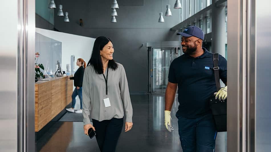 Klienci korzystają z pomocy technicznej świadczonej osobiście i cyfrowo, 24 godziny na dobę, 7 dni w tygodniu.