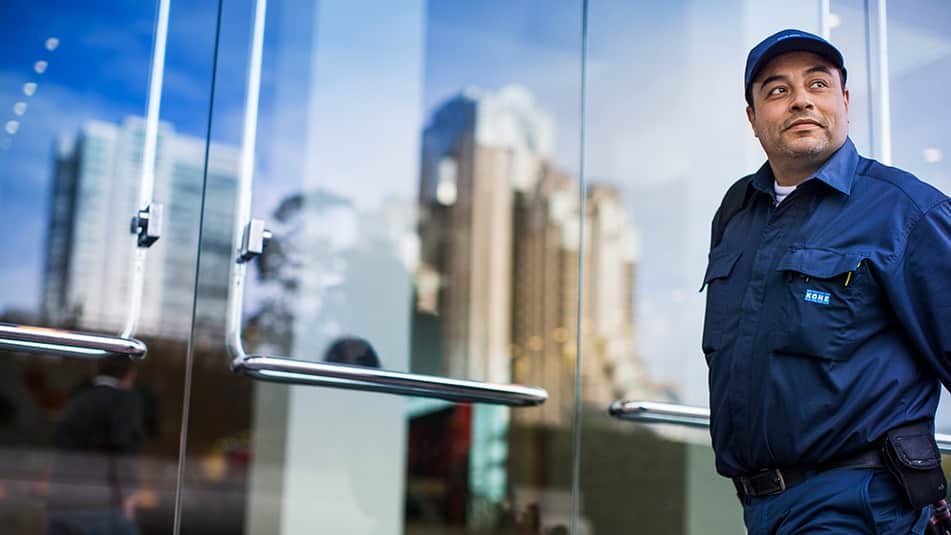 KONE pomaga klientom osiągnąć cele w zakresie emisji dwutlenku węgla dzięki rozwiązaniom dla ekologicznego budownictwa i przedłużenia okresu eksploatacji urządzeń.